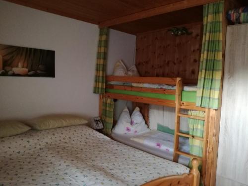 1 dormitorio con 2 literas y 1 cama en Bergblick, en Sirnitz
