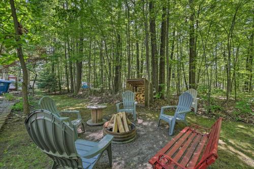 Taman di luar Lovely Roscommon Cabin Less Than 3 Mi to Higgins Lake!