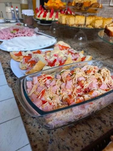 Comida en o cerca de este hotel