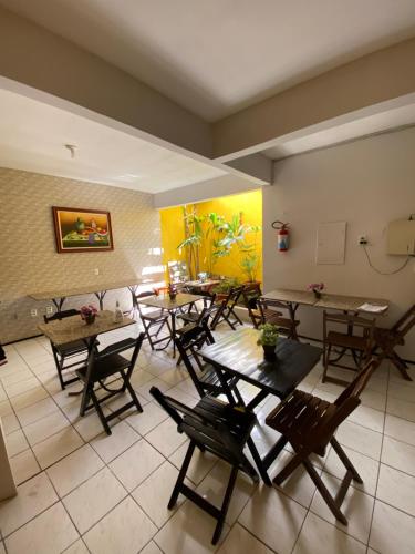 une salle à manger avec des tables et des chaises en bois dans l'établissement Center 1 Hotel, à Fortaleza