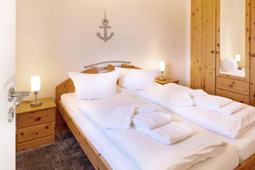 a bedroom with a bed with white towels on it at Hygge in List