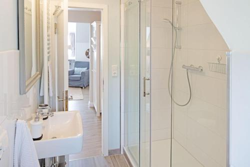 un bagno con lavandino e doccia di Blidselkieker a List