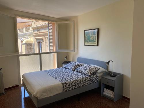 Luminoso apartamento en Canet de Mar cercano a la playa y a Barcelona في كانيه دي مار: غرفة نوم بسرير ونافذة كبيرة