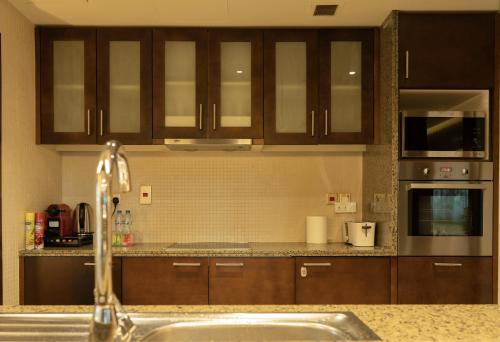 Η κουζίνα ή μικρή κουζίνα στο Luxury 3 BR - Direct View to Burj Khalifa
