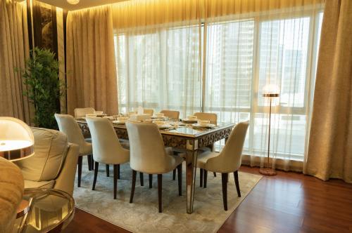 Χώρος καθιστικού στο Luxury 3 BR - Direct View to Burj Khalifa
