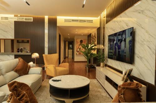 Μια τηλεόραση ή/και κέντρο ψυχαγωγίας στο Luxury 3 BR - Direct View to Burj Khalifa