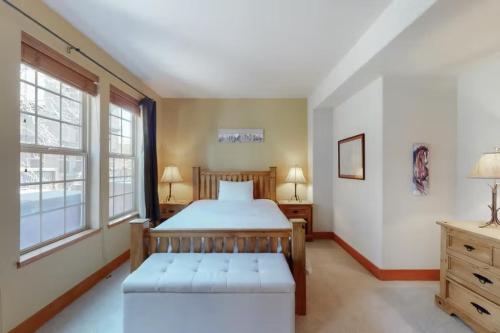 เตียงในห้องที่ Luxury Villa #305 With Private Hot Tub & Views - 500 Dollars Of FREE Activities & Equipment Rentals Daily