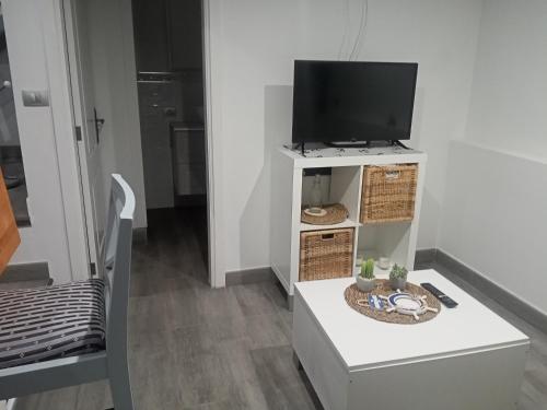 salon z telewizorem na białej szafce w obiekcie Caleta de Interian Loft Sasy w mieście Los Silos