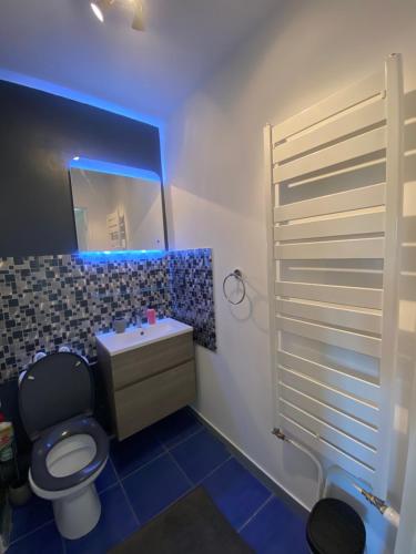 een badkamer met een toilet, een wastafel en een spiegel bij T5 Disney Paris/Val d’Europe in Serris