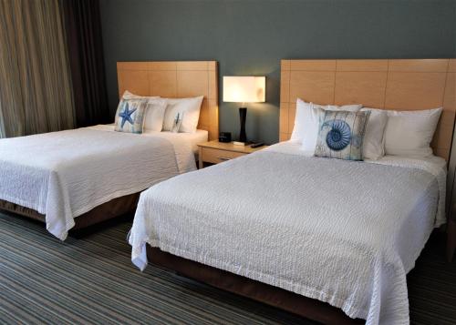 a hotel room with two beds with white sheets at Inn by the Sea, La Jolla in San Diego