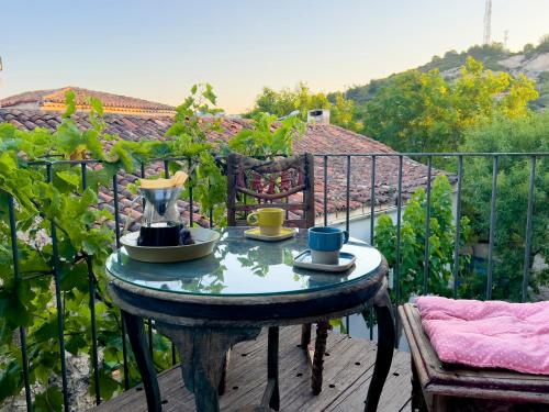 - une table sur un balcon avec deux tasses dans l'établissement 118 Alacati, à Alaçatı