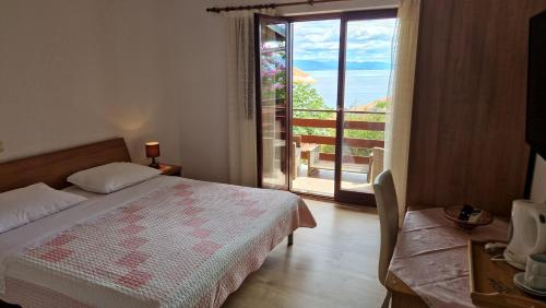 En eller flere senge i et værelse på Villa Lina