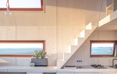 eine Treppe in einem winzigen Haus mit zwei Fenstern in der Unterkunft tinyzeit Urlaub im tiny house an der Flensburger Förde in Steinberg
