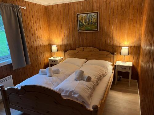 a bedroom with a bed with two pillows on it at Nørdre-Repp in Boverdalen