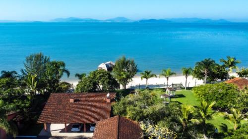 an aerial view of the beach and ocean at Pousada Recanto das Flores in Governador Celso Ramos