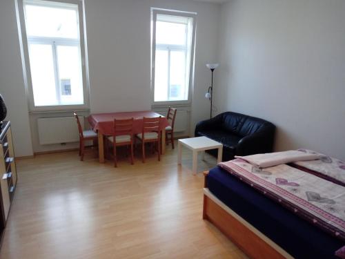 - une chambre avec un lit, une table et des chaises dans l'établissement Vienna as it's best - Apartment "Egon Schiele", à Vienne