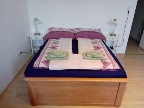 een bed met twee handdoeken en twee lampen erop bij Vienna as it's best - Apartment "Egon Schiele" in Wenen