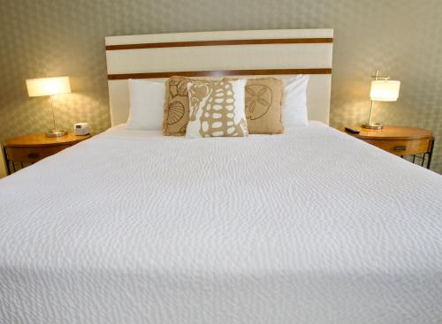 Кровать или кровати в номере Inn by the Sea, La Jolla