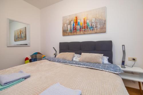 ein Schlafzimmer mit einem Bett und einem Wandgemälde in der Unterkunft Vila Pekovic Blue-Apartman PAMA in Zlatibor