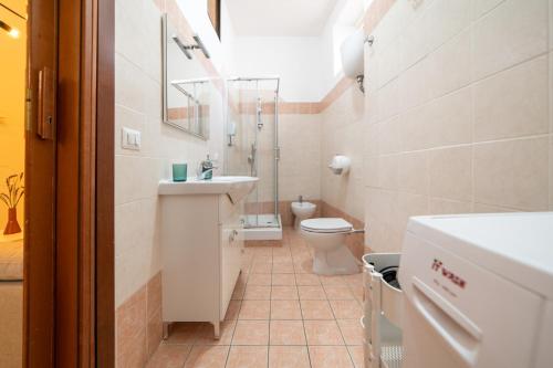 La salle de bains est pourvue de toilettes et d'un lavabo. dans l'établissement Alloggio Turistico Via dei Mille, à Viterbe