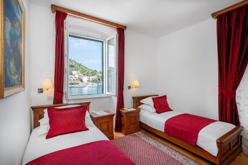 Ένα ή περισσότερα κρεβάτια σε δωμάτιο στο Rooms with a swimming pool Tisno, Murter - 3219