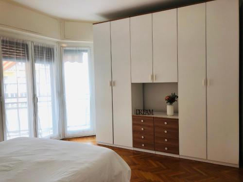 - une chambre avec des placards blancs et un lit blanc dans l'établissement La casa di Anna, à Sanremo