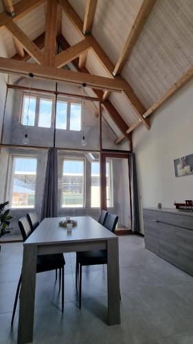 een eetkamer met een tafel en stoelen bij B&B Rossella App 3 in Roeselare