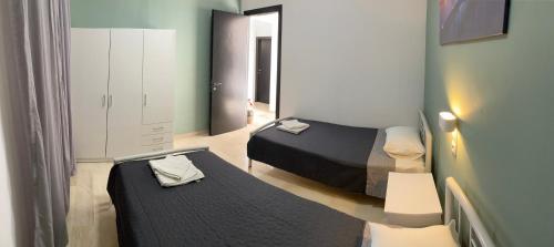 una piccola camera con due letti di Nikilein's House, διαμέρισμα 150μ απο την παραλία a Roda