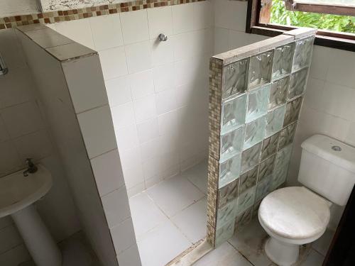 uma casa de banho com um WC e um lavatório em Rio Natureza apart 120 no Rio de Janeiro