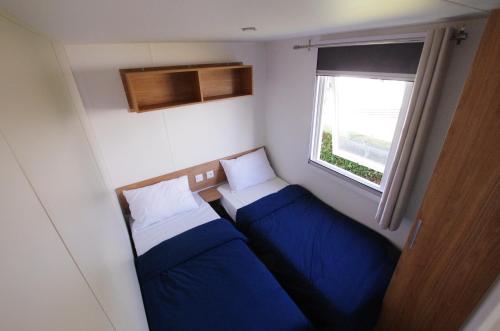 Posteľ alebo postele v izbe v ubytovaní Mobil Home 3 chambres 2 salle de bain 2 WC Camping 4 Stars LES CHARMETTES Parcelle privée prestige