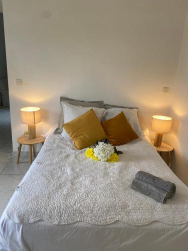 a bed with two lamps and flowers on it at Casa Eugénie l'appartement de tante Madeleine vue sur les montagnes in Venaco