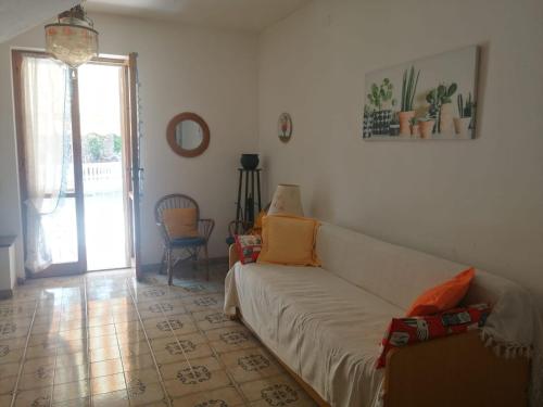 サンタ・マリア・アル・バーニョにあるVILLINO da MARIAのリビングルーム(ソファ付)、オープンドア