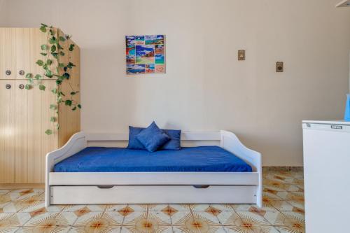 um quarto com uma cama com um cobertor azul em Appartamento Azzurra- Affitti Brevi Italia em Palermo