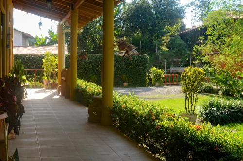 a walkway leading to a garden with plants at Hospedaje Poly in Río Claro