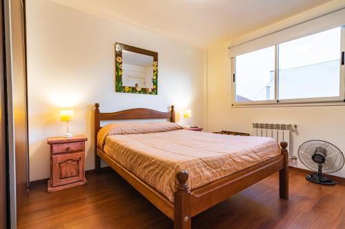 Schlafzimmer mit einem Bett und einem Fenster in der Unterkunft Los Asturianos APART amentos in Mar del Plata