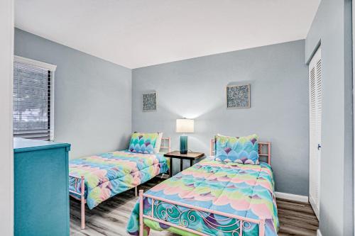 una piccola camera con due letti e un tavolo di Bradmore Casita a Palm Coast