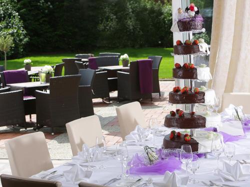una mesa con un pastel de boda encima en Landhotel Mutter Althoff, en Olfen