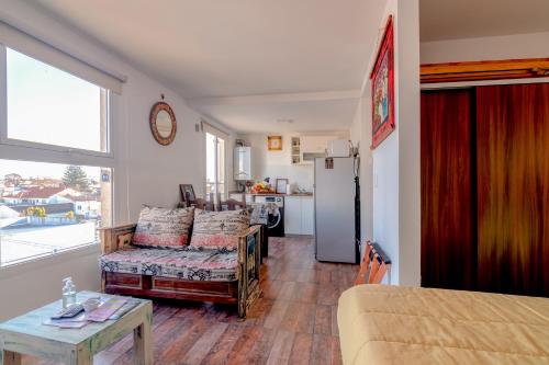 uma sala de estar com um sofá e um frigorífico em Los Asturianos APART amentos 3 em Mar del Plata