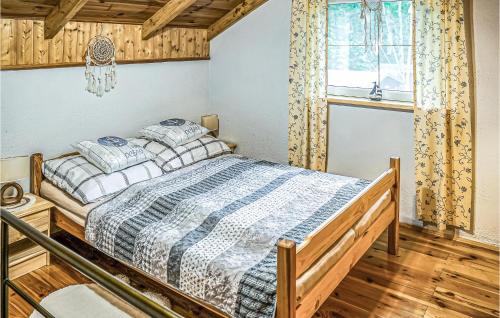 Postel nebo postele na pokoji v ubytování 2 Bedroom Amazing Home In Drzonowo