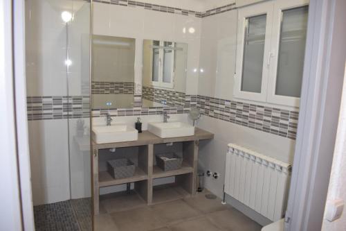 łazienka z 2 umywalkami i lustrem w obiekcie Casa rural la Zarza 
