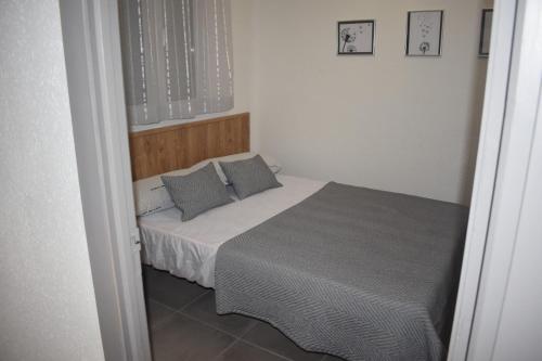 - une petite chambre avec un lit et deux oreillers dans l'établissement Casa rural la Zarza, 