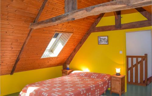 a bedroom with yellow walls and a bed in a room at Amazing Home In Saint Connec With Kitchenette 