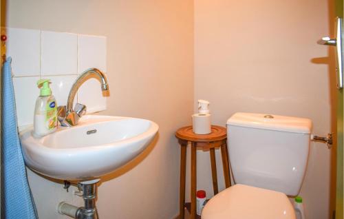 Ένα μπάνιο στο Pet Friendly Home In Saint Connec