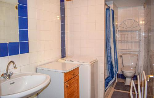 een kleine badkamer met een wastafel en een toilet bij Amazing Home In Saint Connec With Kitchenette 
