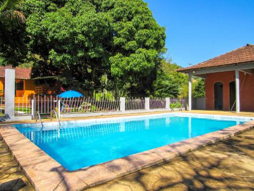una piscina frente a una casa en Casa de campo c piscina e churrasq em Saquarema RJ, en Jaconé