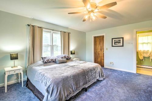 1 dormitorio con 1 cama y ventilador de techo en Secluded Mountainside Home about 13 Mi to Skiing!, en Morristown