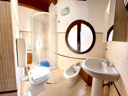 y baño con aseo, lavabo y espejo. en Antica Locanda Zio Cesare MONTELEPRE, en Montelepre