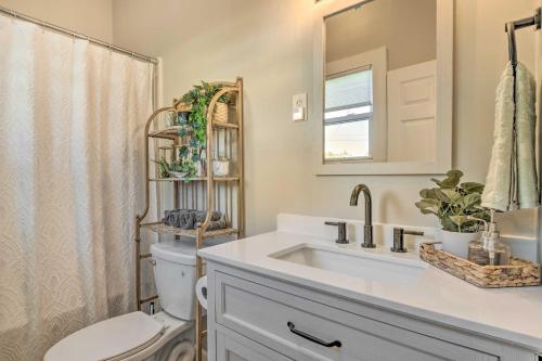 een badkamer met een wastafel, een toilet en een spiegel bij Quaint and Cozy Indianapolis Getaway with Yard! in Indianapolis
