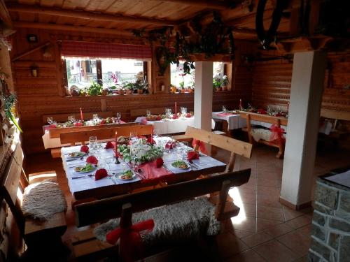 Reštaurácia alebo iné gastronomické zariadenie v ubytovaní Penzion Slovakia