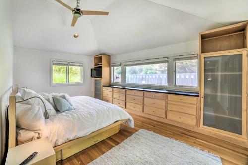 um quarto com uma cama e uma janela em Luxury South Bend Home about 1 Mi to Notre Dame! em South Bend